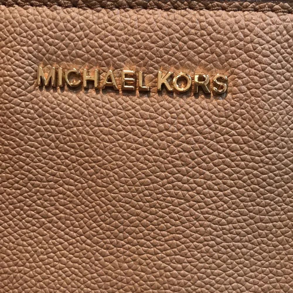(SOLD). Michael MICHAEL KORS Handbag - Picture 2 of 15